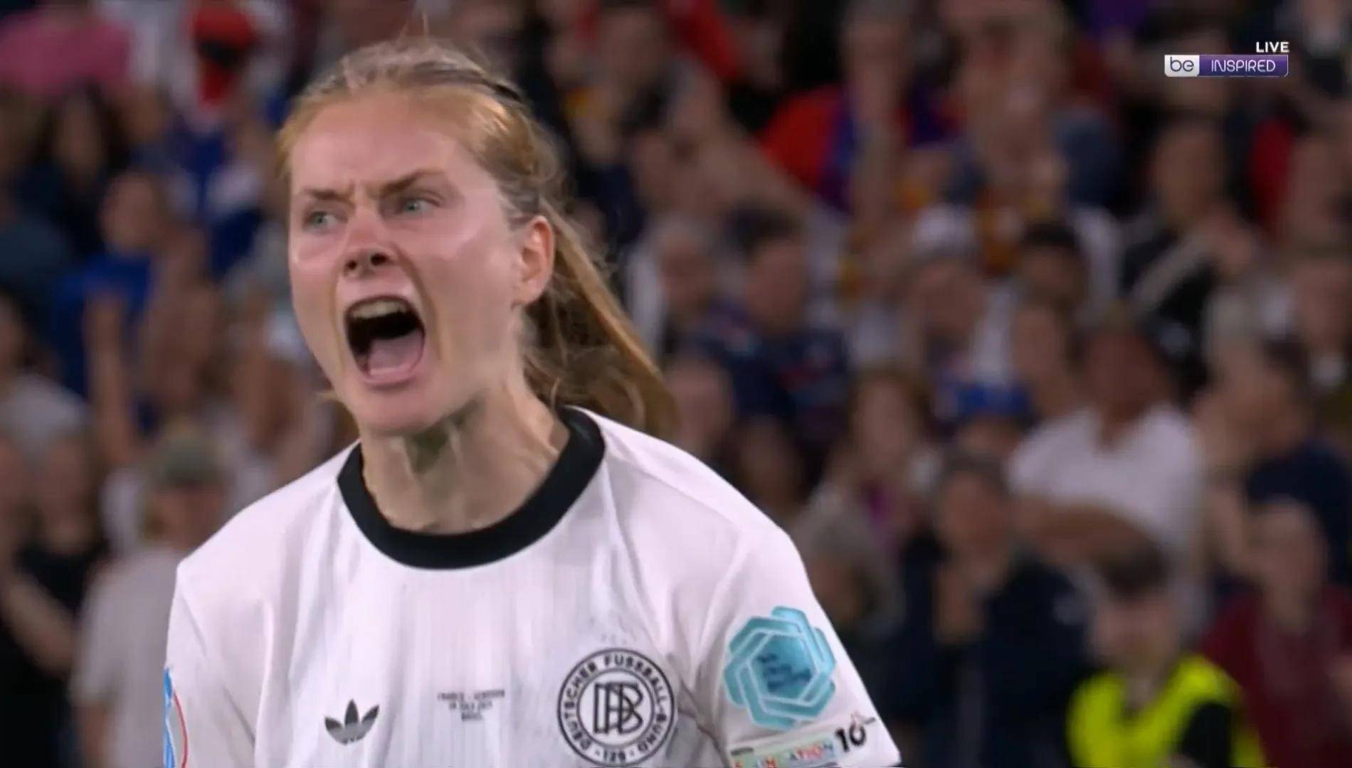 国际女足赛场：卫冕冠军强势压倒对手(国际足联女足最新排名)